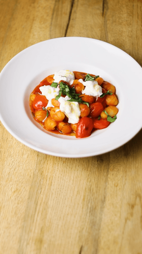 Gnocchi artesanal con tomate confitado y burrata