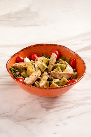Ensalada fresca de rigatoni al pesto y pollo